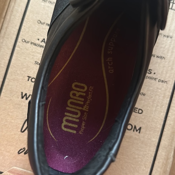 NIB $230 Munro Laurel Black Leather Sleek Slip On Sneakers women size 7 W - Picture 7 of 8